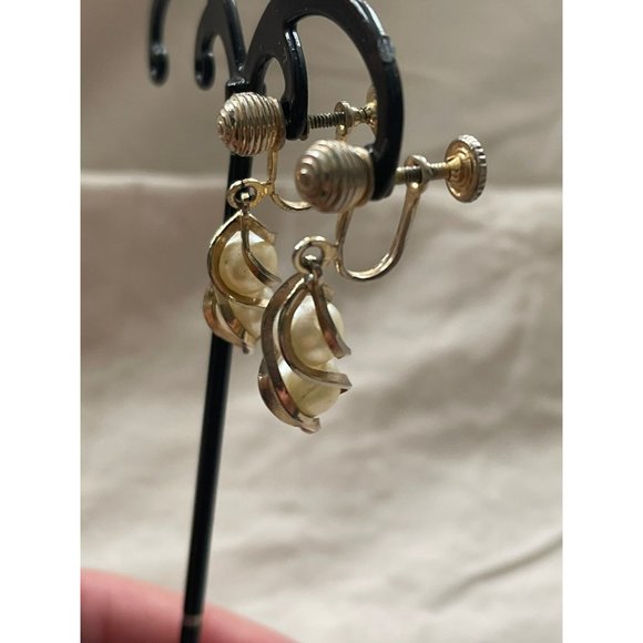 Antique/Vintage Antiqued Gold Tone Spiral Caged Dbl Pearl Screw-On Clip Earrings - Picture 8 of 11